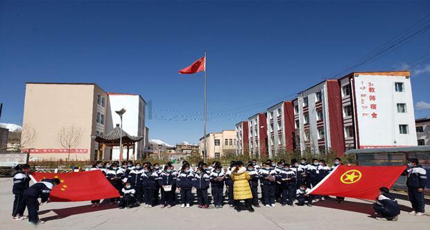 一大爷理发时晕倒,理发师掐人中唤醒,谁知又二次晕倒......
